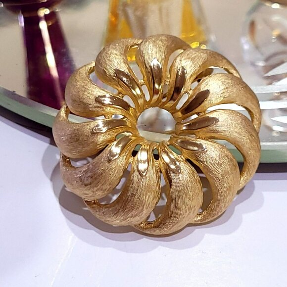 Vintage CROWN TRIFARI Spiral Pinwheel Brooch Gold-tone Brushed Texture - Picture 1 of 6